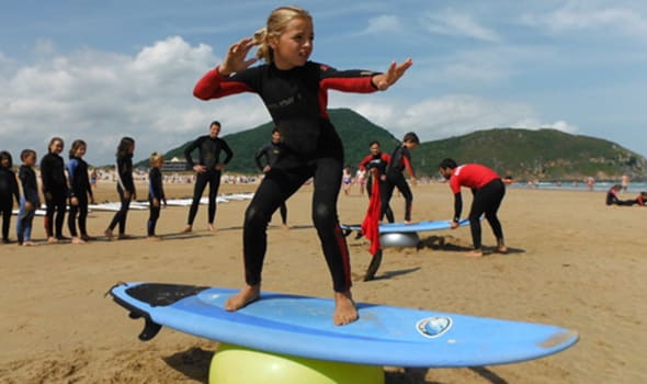 edad para participar en un campamento de surf